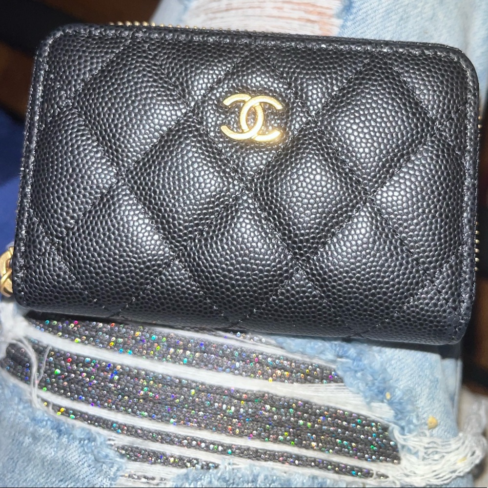 Chanel Zip Coin Purse
Quilted Caviar Gold-tone Black